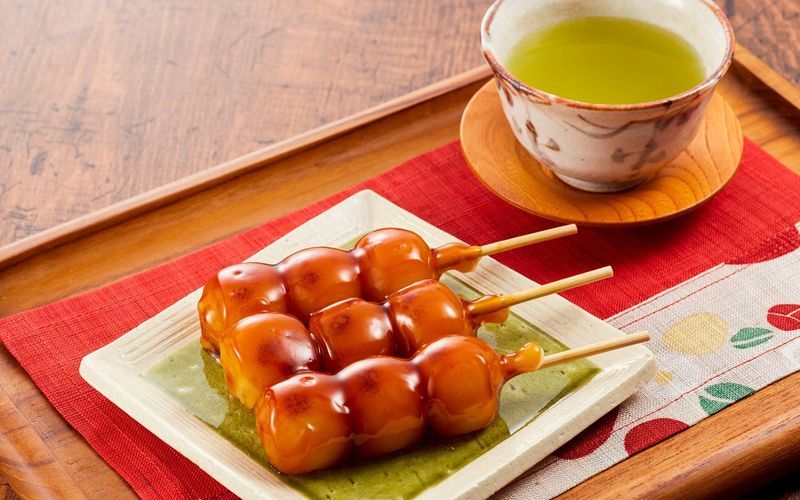 5 kết hợp độc lạ với bánh Mitarashi Dango kích thích vị giác của bạn 5 kết hợp độc lạ với bánh Mitarashi Dango kích thích vị giác của bạn
